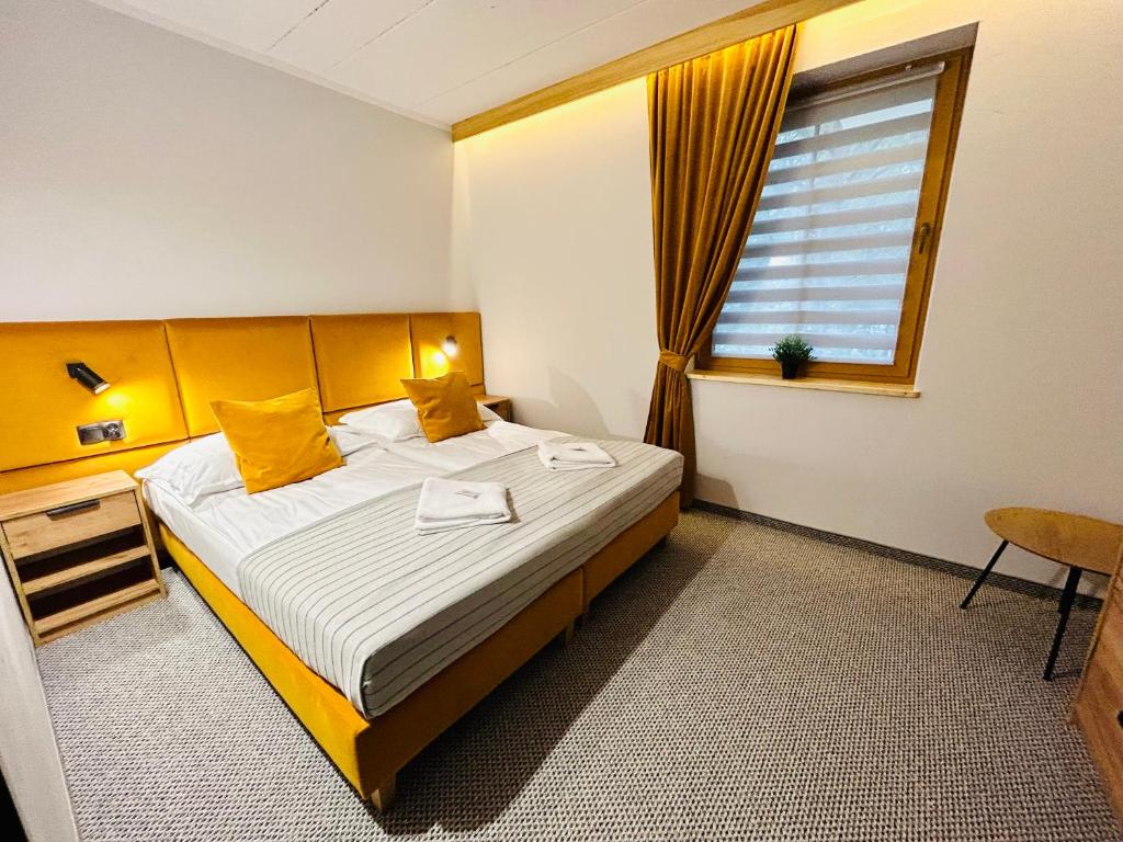 Łóżko lub łóżka w pokoju w obiekcie Hotel Czerwone Korale
