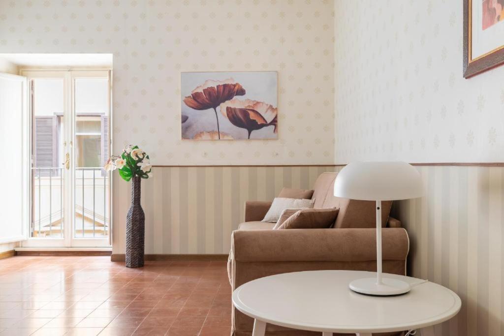 - un salon avec un canapé et une table dans l'établissement T-House Fontana di Trevi, à Rome