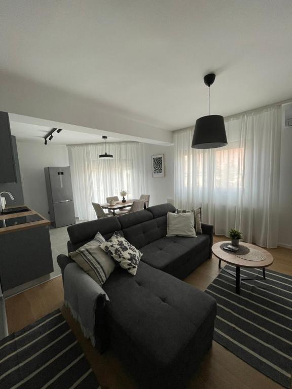 a living room with a couch and a table at Apartman V u centru Kutine in Kutina