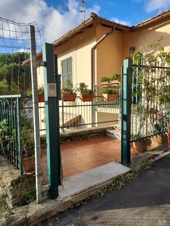 un cancello di fronte a una casa con piante in vaso di Casa Marty a Rapallo