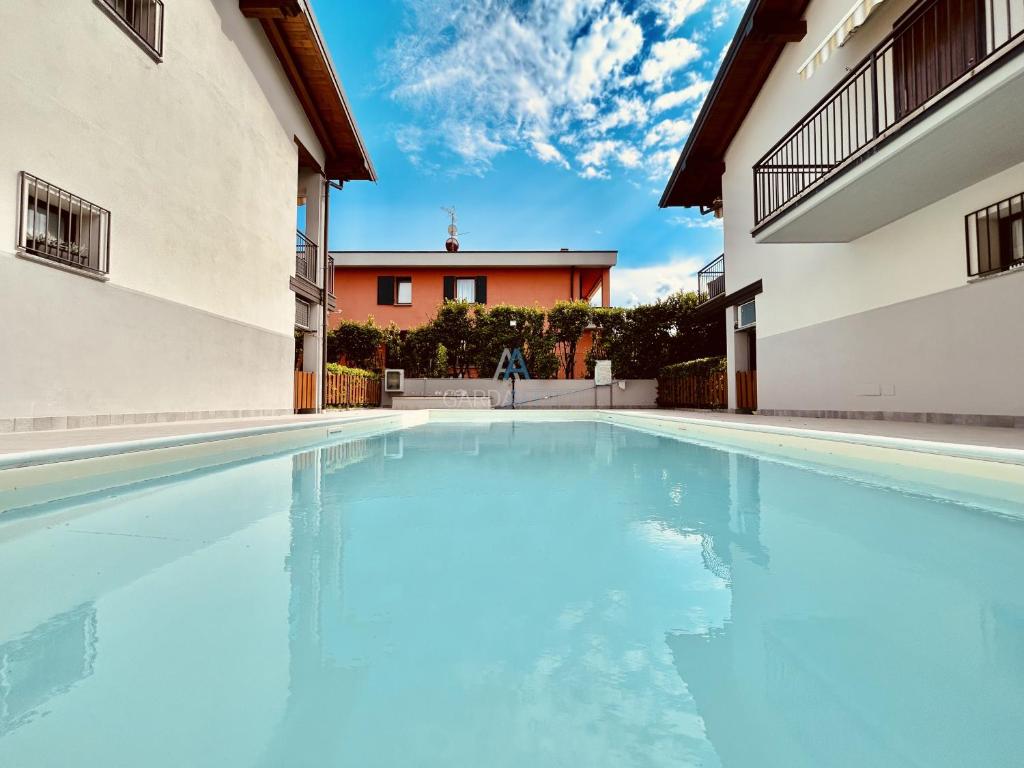 uma piscina numa villa com uma casa em Rea Apartment - 500 m dal Lago con Piscina em Sirmione
