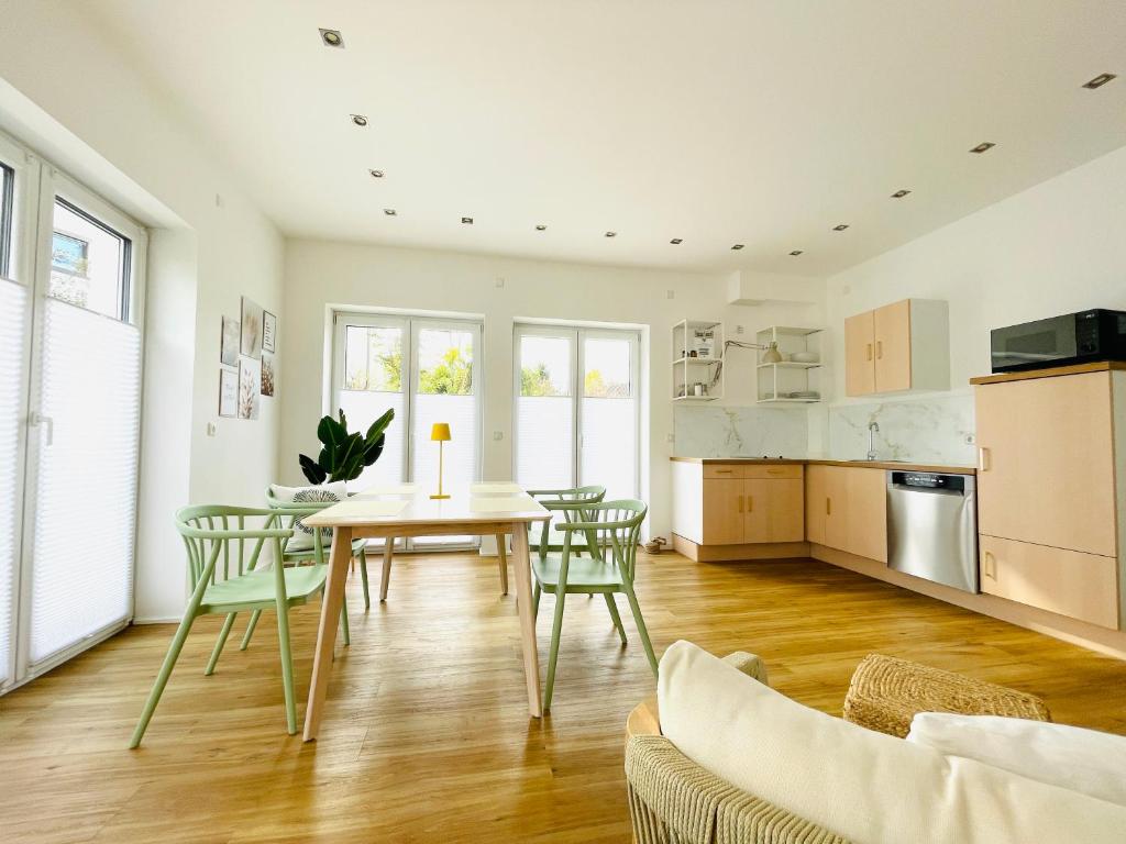 a kitchen and dining room with a table and chairs at Stay zentrale Schwarzwald Apartments in Nagold