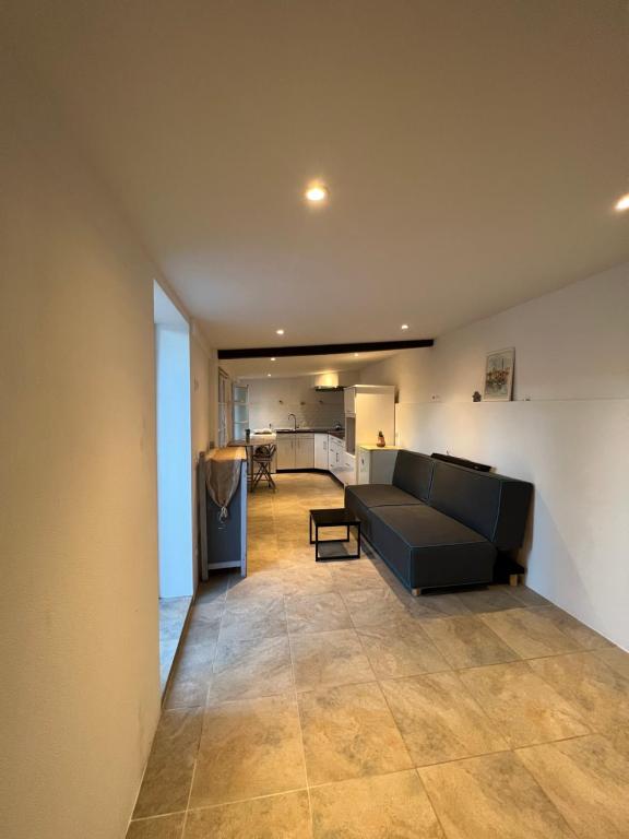 un salon avec un canapé et une table dans l'établissement Bergerie provençale, aux Lecques