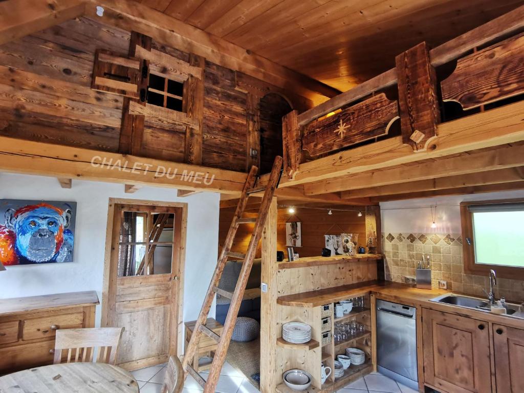 uma cozinha com um beliche e uma escada em Petit chalet individuel de caractère em Megève