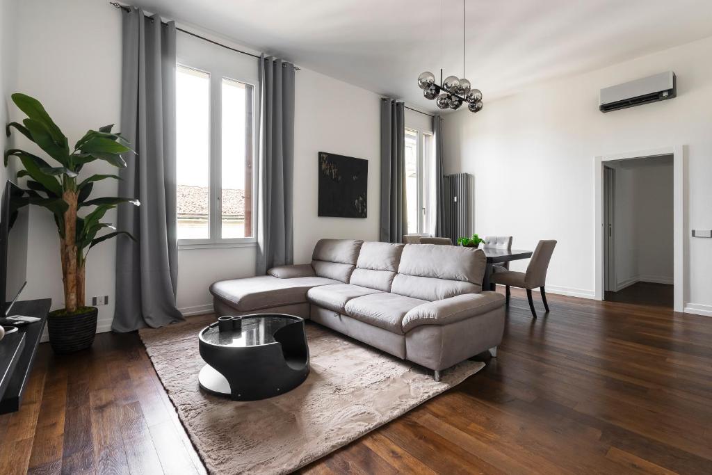a living room with a couch and a table at San Marco Black Appartamento Luxury con Terrazzo e Parcheggio su richiesta in Florence