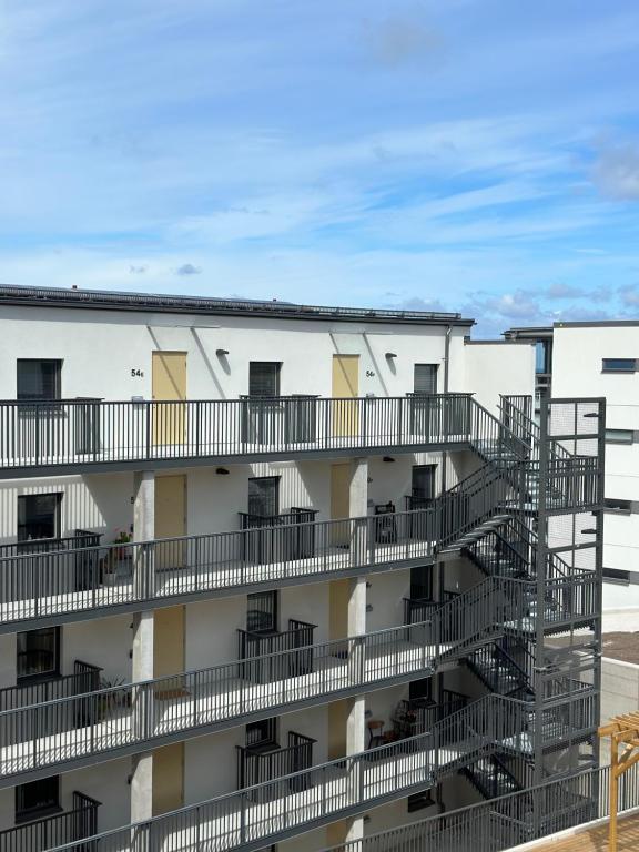 ein Apartmenthaus mit Balkon an der Seite in der Unterkunft Snäckbacken in Visby