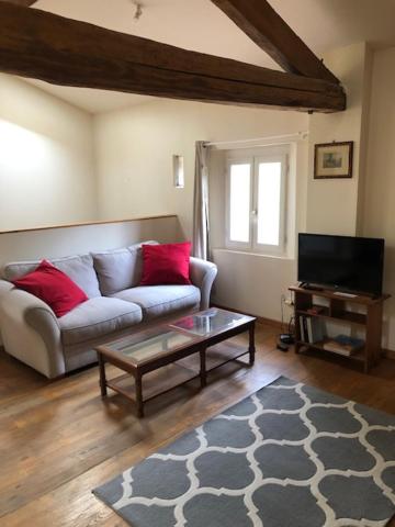 een woonkamer met een bank en een salontafel bij chateau de Thegra le Phenix in Balma