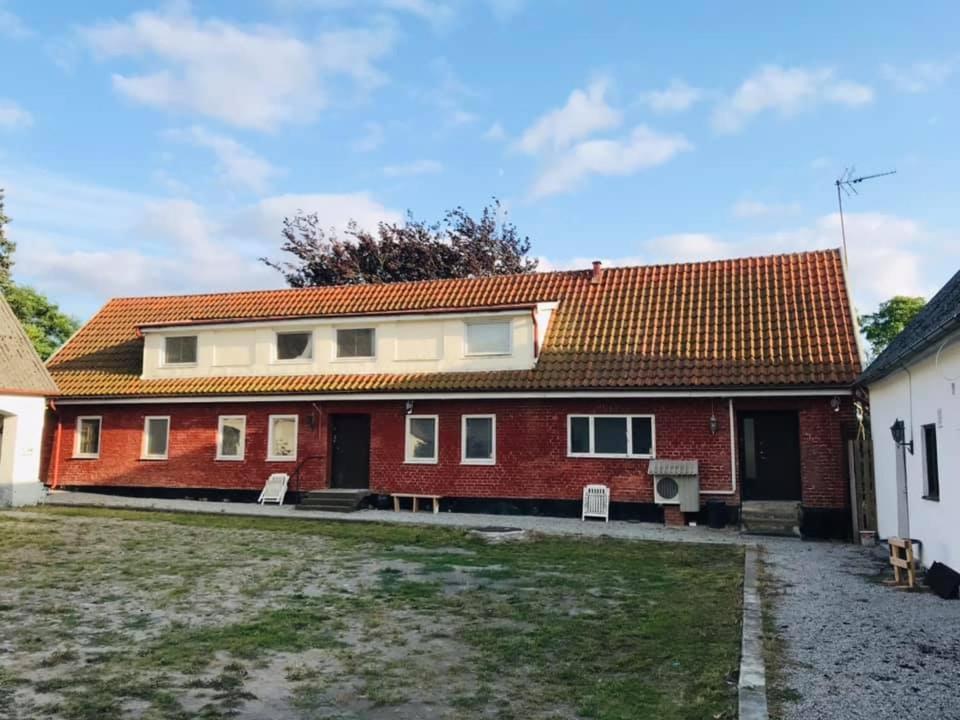 una casa roja con techo rojo en HBA Appartments en Malmö