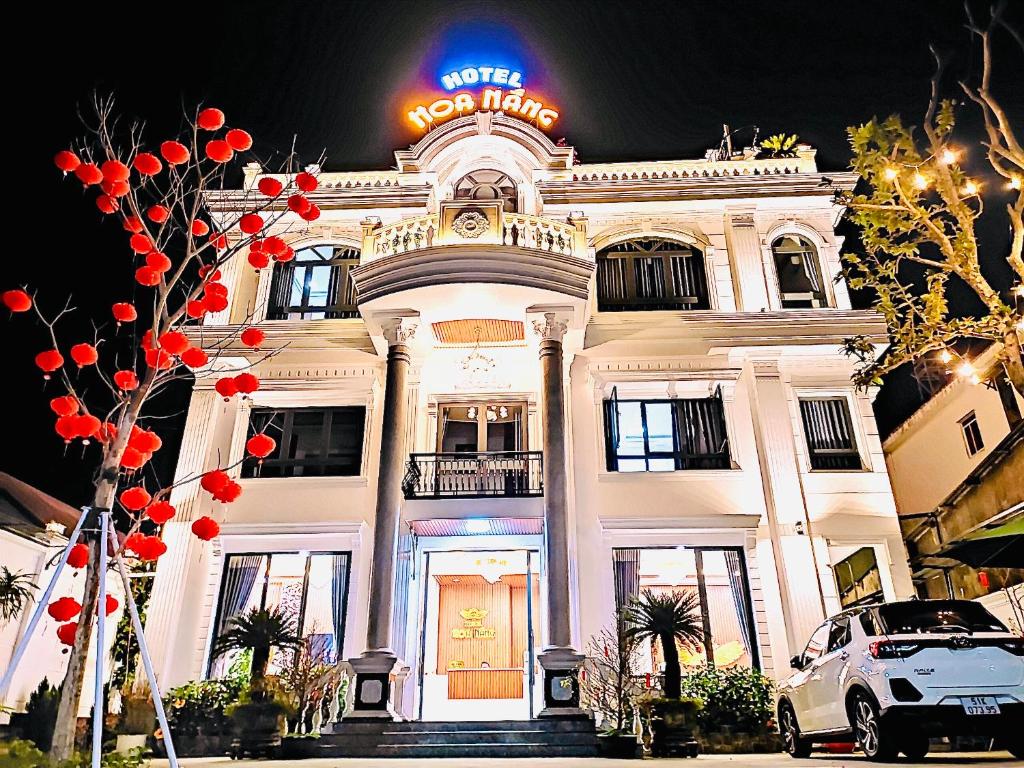 バオロクにあるHotel Hoa Nắngの白い建物