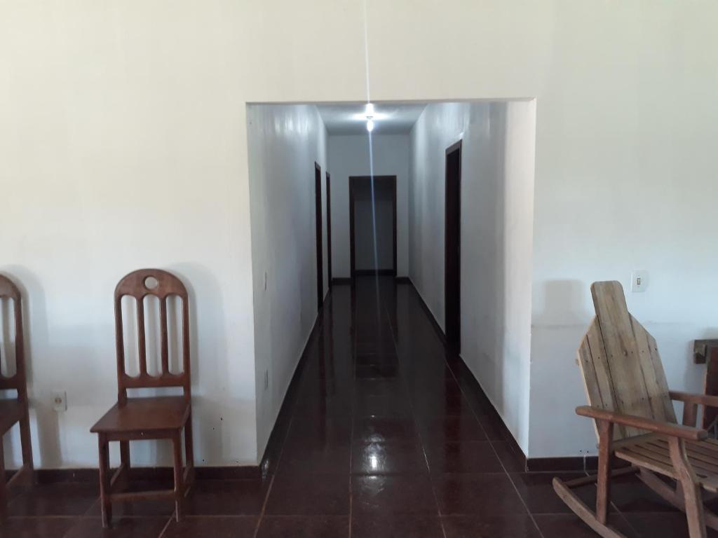- un couloir avec deux chaises, une table et des chaises dans l'établissement Sitio para lazer, à Bragança Paulista