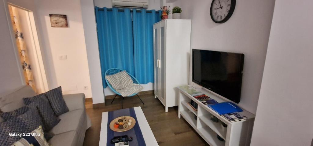 Televízia a/alebo spoločenská miestnosť v ubytovaní mi apartamento 60