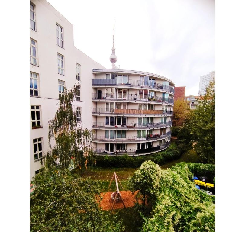 un edificio de apartamentos con jardín frente a él en 3-room Apartment Berlin Museum Island 2 beds en Berlín