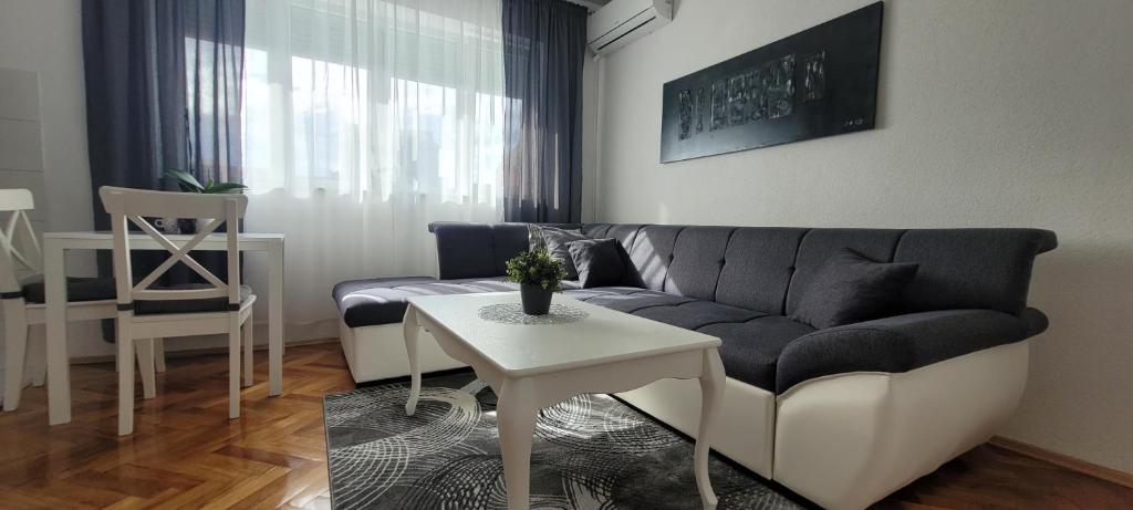 sala de estar con sofá y mesa en Apartman Vagon en Brčko