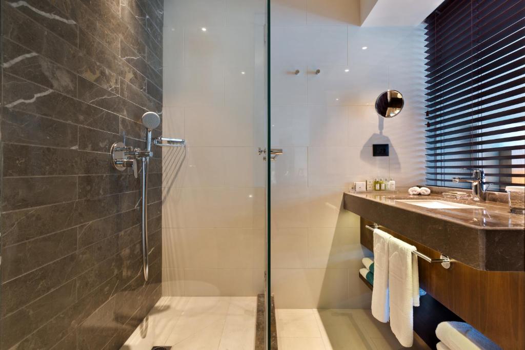 Sea Tower by Isrotel Design - Deluxe Double Special Room Con Balcón
