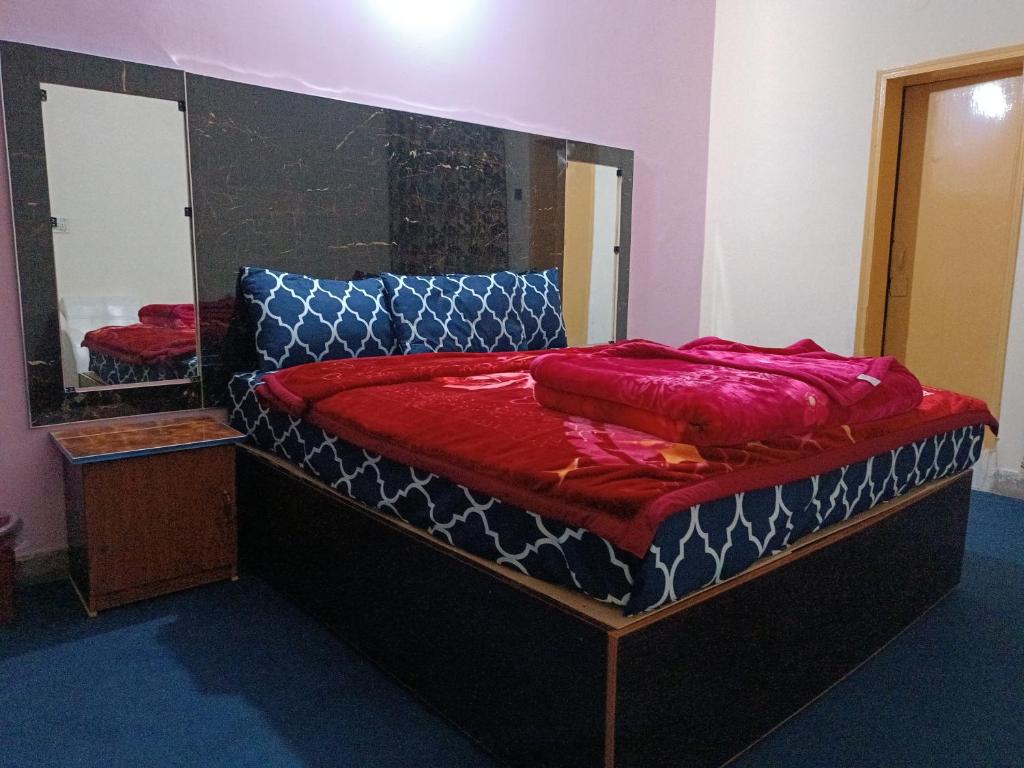 Un pat sau paturi într-o cameră la Hotel Moon Light view