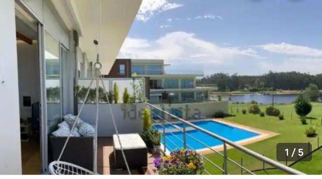 uma varanda de uma casa com piscina em Quinta da Barca Resort em Gandra