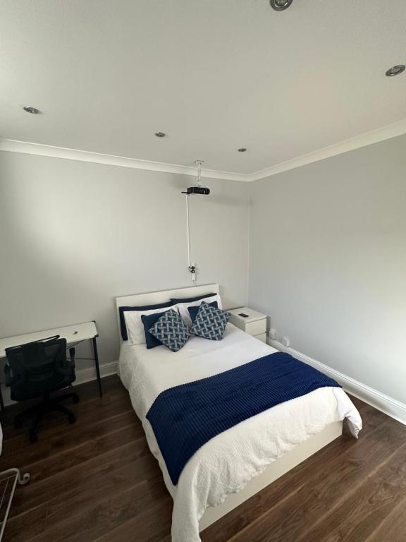 Liverpool Street Blue Bedroom tesisinde bir odada yatak veya yataklar