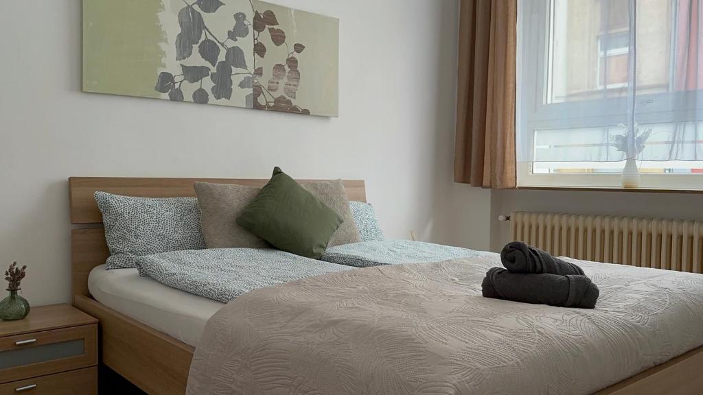 um quarto com uma cama com uma almofada em Modernes Appartement Nähe City em Dortmund