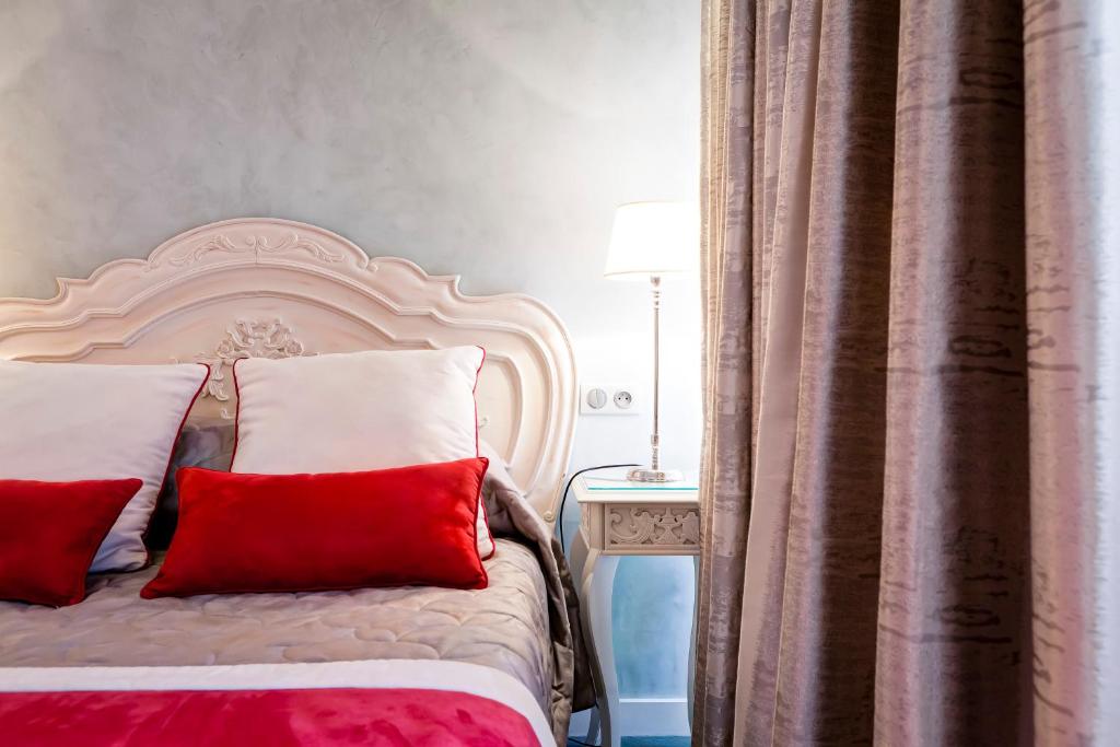 Postel nebo postele na pokoji v ubytování Grand Hotel des Terreaux