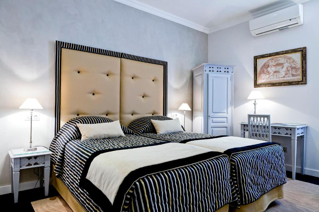 Postel nebo postele na pokoji v ubytování Grand Hotel des Terreaux