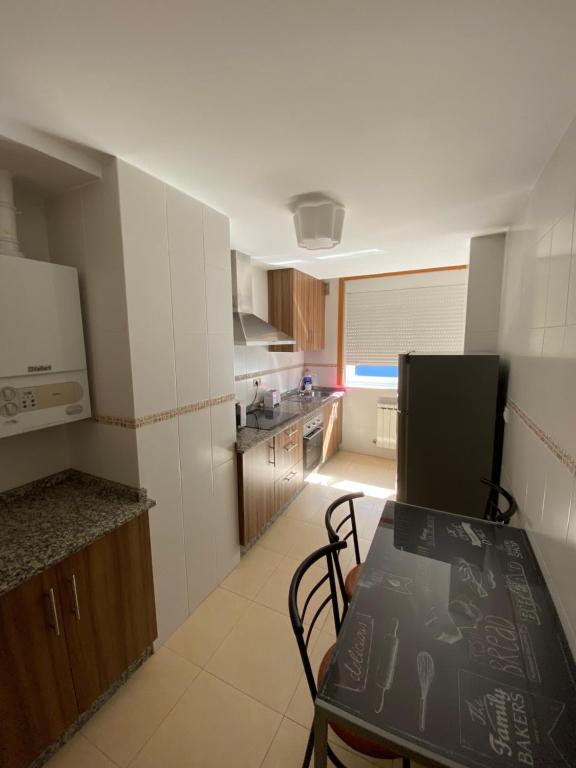 Kuchyňa alebo kuchynka v ubytovaní dpCristal Calvo Sotelo 164, 4D