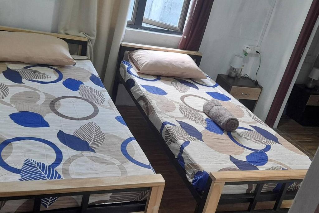 Dos camas individuales en una habitación con en Ermitage Holiday Home, en Rodrigues Island