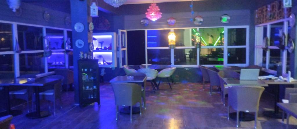 - un restaurant avec des tables et des chaises dans une salle dans l'établissement TOSKANA OTEL RESTORANT, à Şarköy