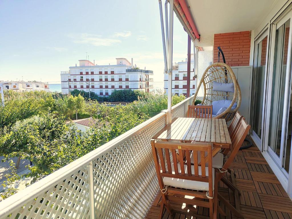 d'un balcon avec deux chaises et une table. dans l'établissement Roda Beach Apartment, à Roda de Bará