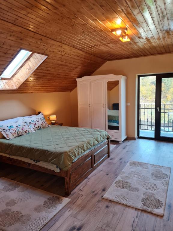 sypialnia z łóżkiem i świetlikiem w obiekcie Vila Lac w Braszowie