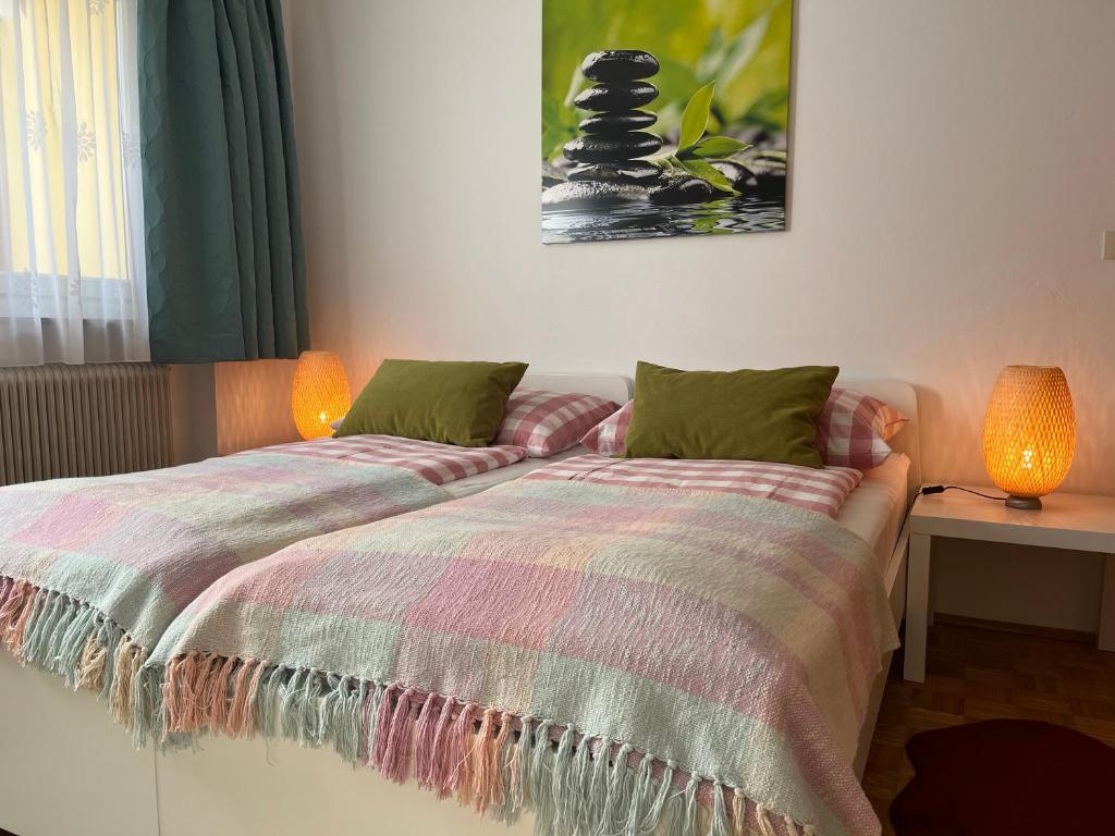 1 dormitorio con 1 cama con 2 lámparas en Antik Chic mit Gartenblick, en Obermoos