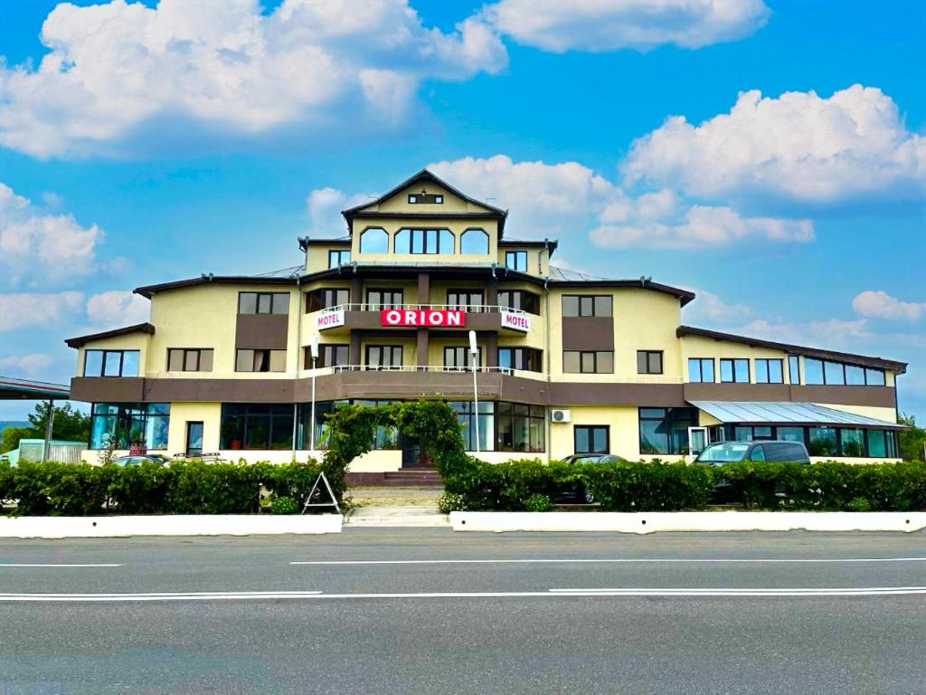 ein Gebäude mit einem Schild auf der Vorderseite in der Unterkunft Motel Orion 