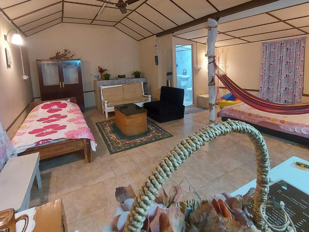 ein Wohnzimmer mit einer Hängematte im Zimmer in der Unterkunft GIFTLAND HOMESTAY in Aizawl