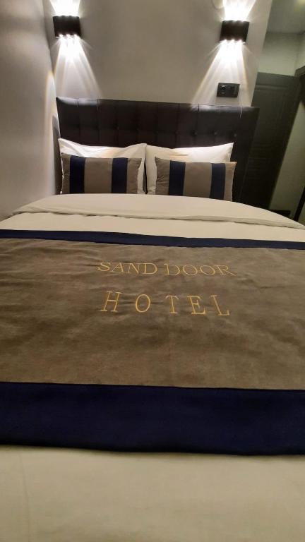 SAND DOOR HOTEL - 11