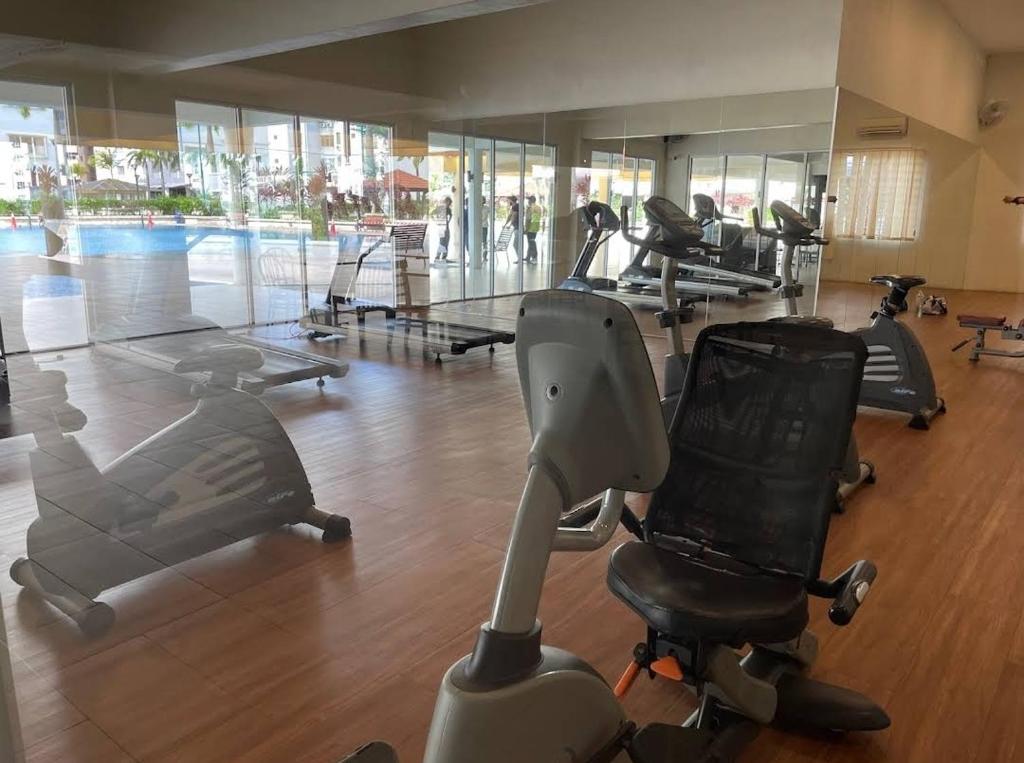 een fitnessruimte met diverse fitnessapparatuur in een gebouw bij Suriamas condominium bandar sunway in Petaling Jaya