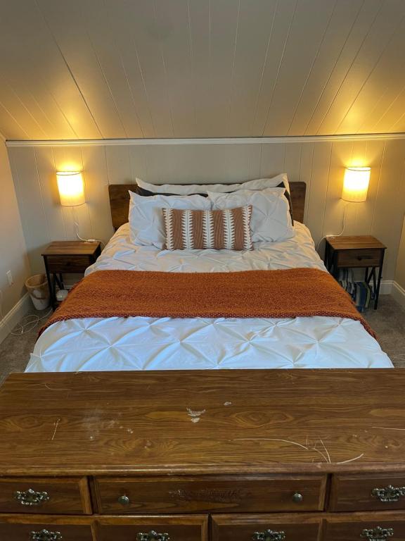 um quarto com uma cama com duas mesas de cabeceira em Cape Cod Loft - Room near Liberty! em Lynchburg