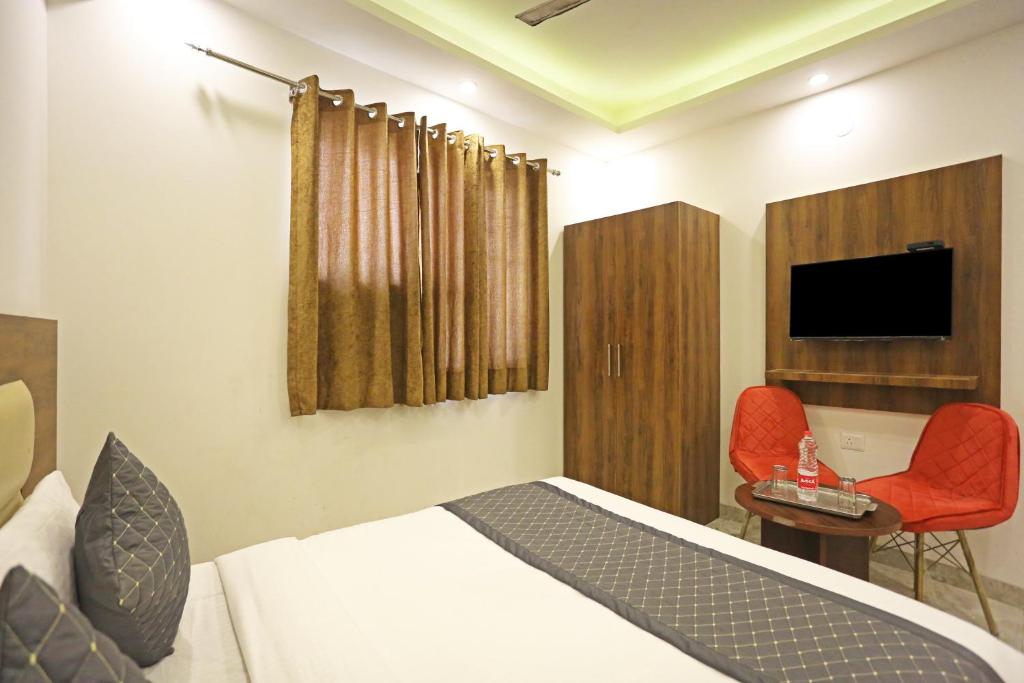 TV a/nebo společenská místnost v ubytování Hotel De Clark Residency Delhi Airport
