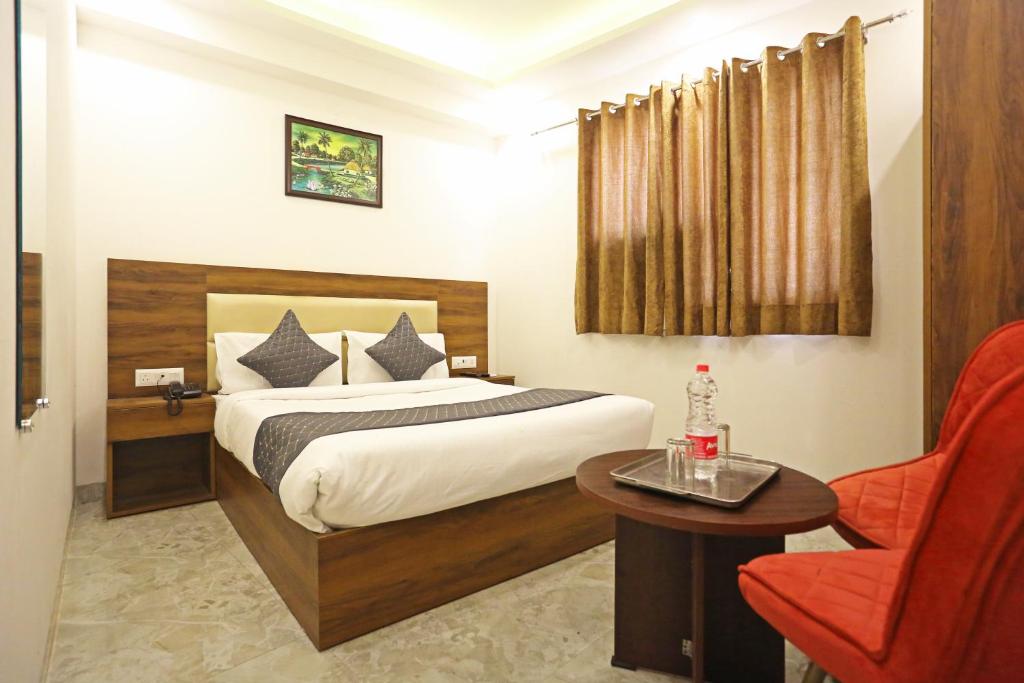 Postel nebo postele na pokoji v ubytování Hotel De Clark Residency Delhi Airport