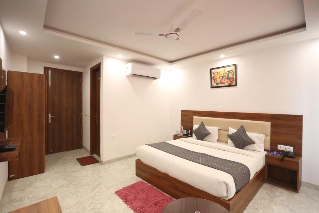 Postel nebo postele na pokoji v ubytování Hotel De Clark Residency Delhi Airport