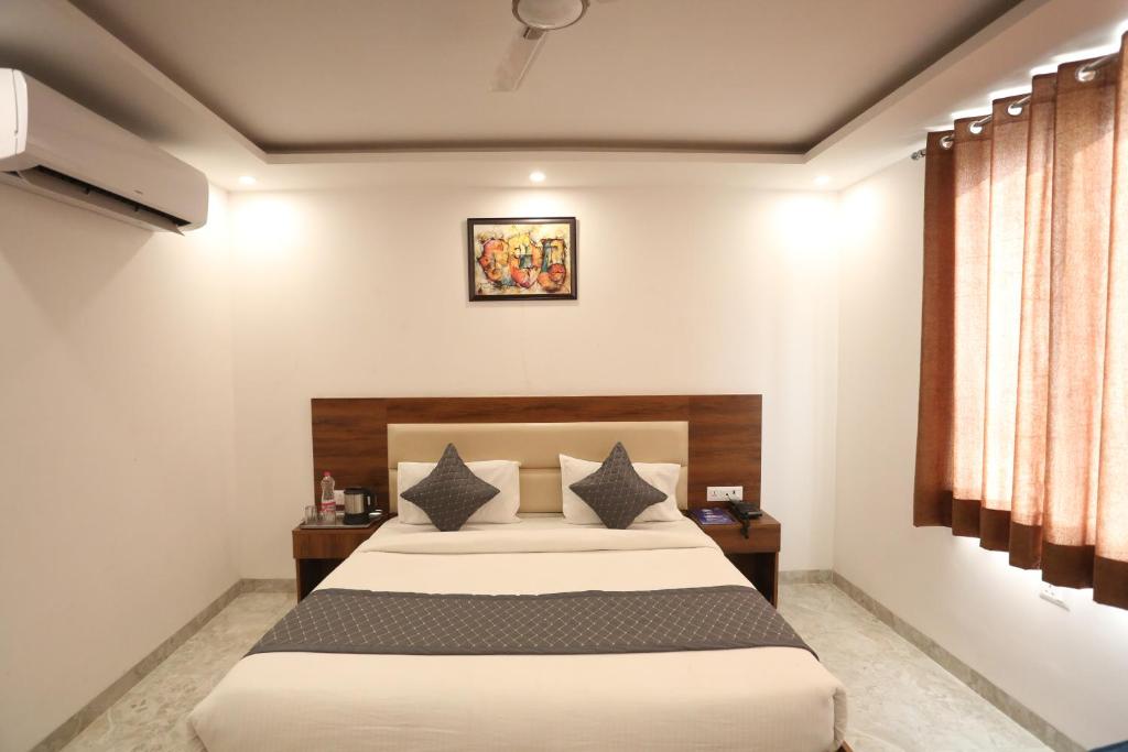 Postel nebo postele na pokoji v ubytování Hotel De Clark Residency Delhi Airport