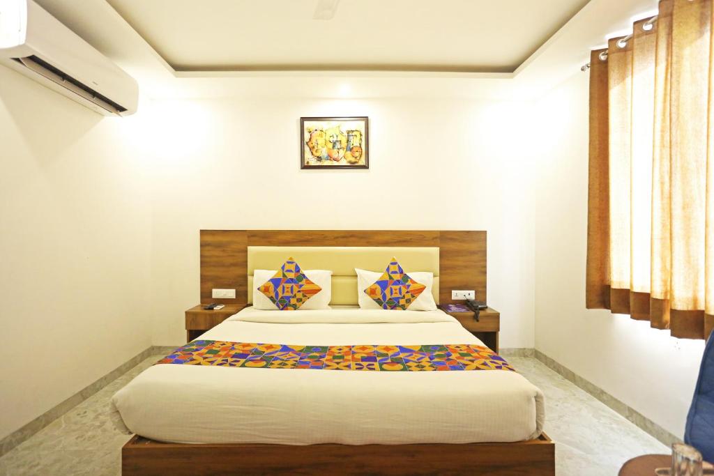 Postel nebo postele na pokoji v ubytování Hotel De Clark Residency Delhi Airport