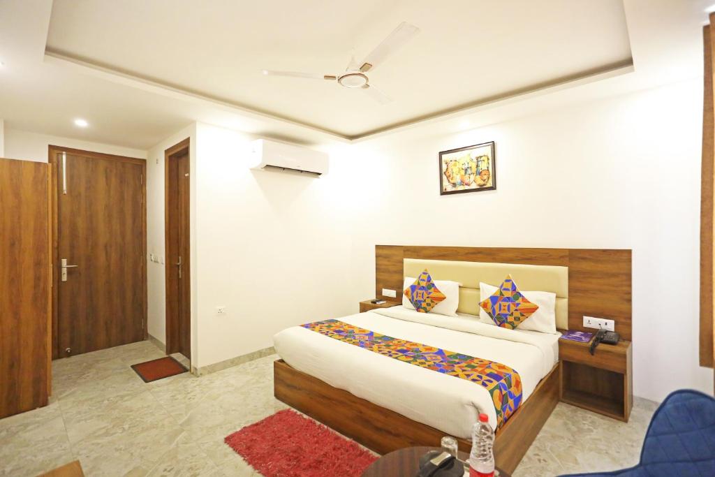 Postel nebo postele na pokoji v ubytování Hotel De Clark Residency Delhi Airport