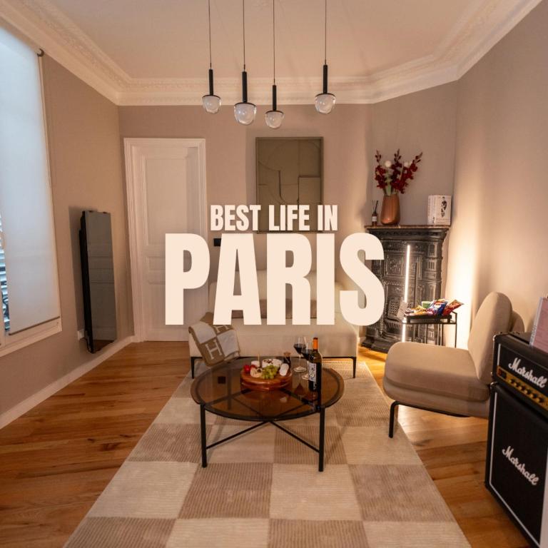 - un salon avec une table basse dans l'établissement La perle du Marais, à Paris