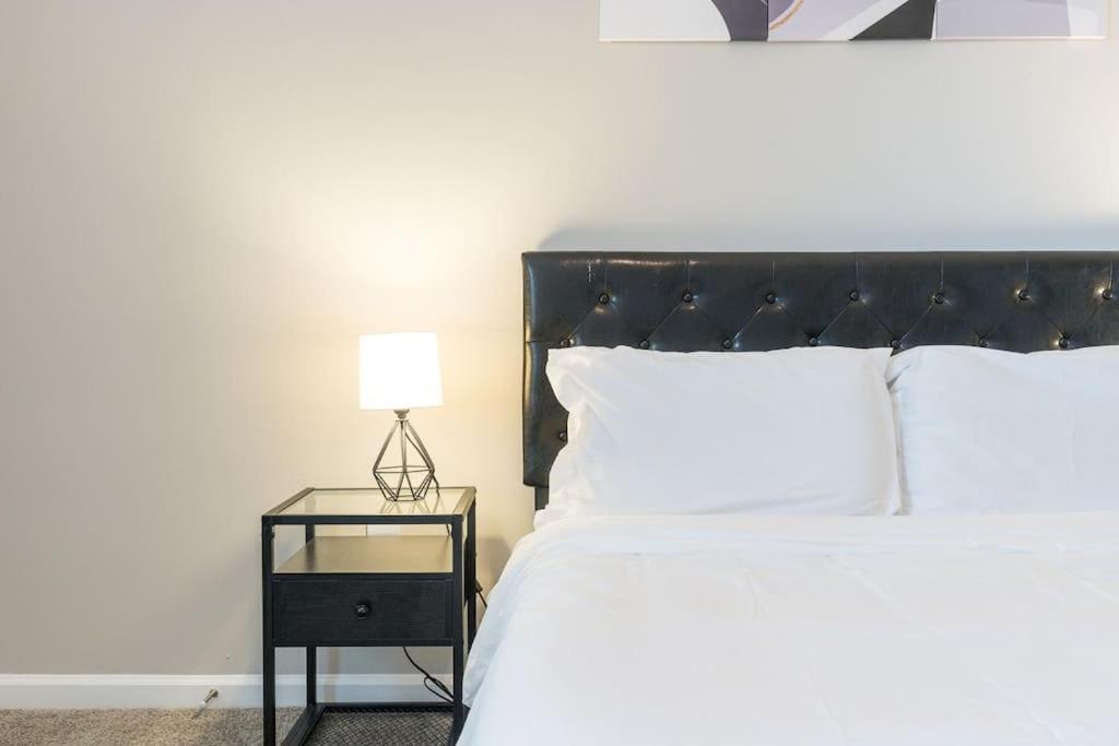 1 dormitorio con 1 cama y mesita de noche con lámpara en Private Room Greenwood - Shared en Greenwood