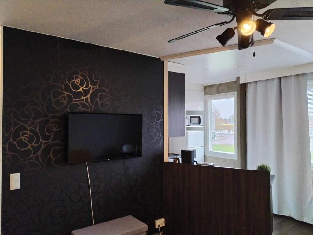 a living room with a flat screen tv on a wall at Viihtyisä yksiö Korialla in Kouvola