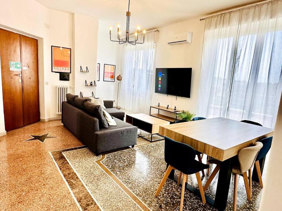 ein Wohnzimmer mit einem Tisch und einem Sofa in der Unterkunft Attico lussuoso Roma centro in Rom