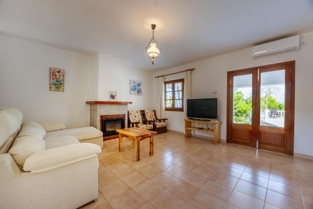 Televízia a/alebo spoločenská miestnosť v ubytovaní VILLA GREAT PARADISE