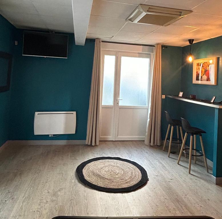 een kamer met een deur en een tapijt op de vloer bij Suite parentale 50m2 in Châtillon-Saint-Jean