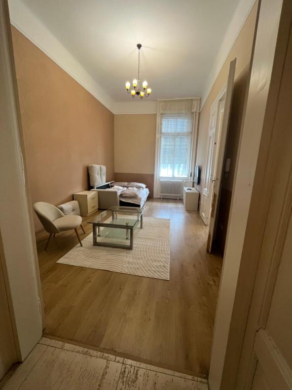 - un salon avec un canapé et une table dans l'établissement Centrum Apartman, à Nyíregyháza