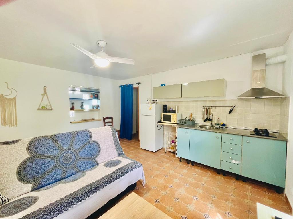 a kitchen with a bed in a room at Estudio adosado con jardín y parking privado in Alicante