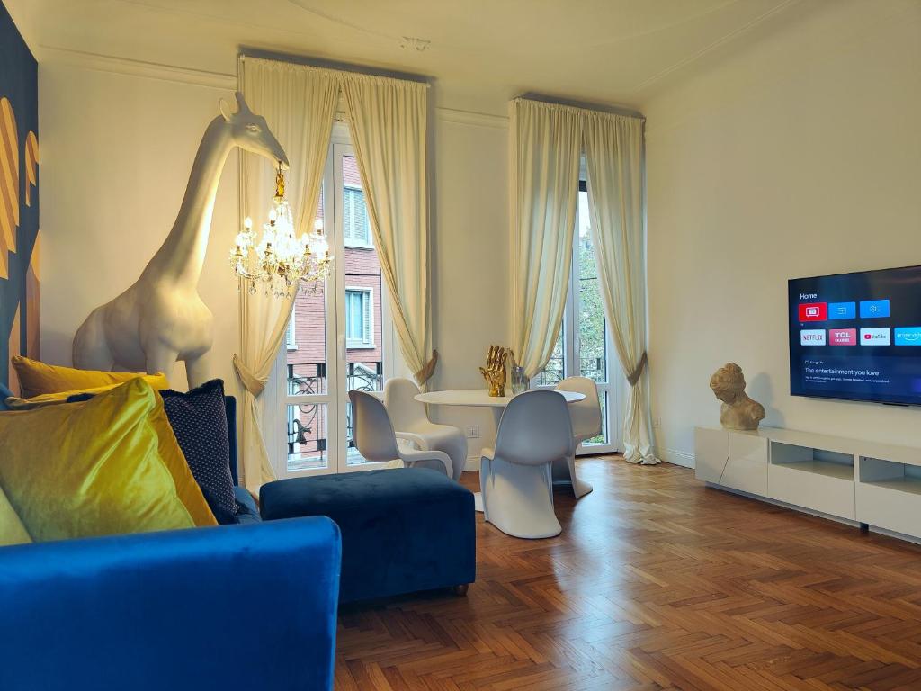 Luxury Apartment 2 bedrooms and 2 baths in Milan downtown with AC, WiFi, Subway aiport conneted